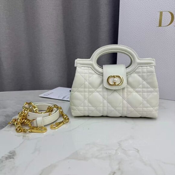 Classic DIOR Bag: A Stylish and Versatile Choice for Elegance - Picture 1 of 6